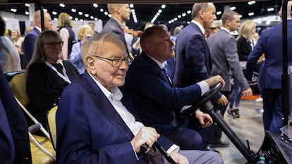 El presidente de Berkshire Hathaway, Warren Buffett, en la feria paralela a la junta anual de accionistas de Berkshire Hathaway, en Omaha (Nebraska).
