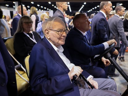 El presidente de Berkshire Hathaway, Warren Buffett, en la feria paralela a la junta anual de accionistas de Berkshire Hathaway, en Omaha (Nebraska).