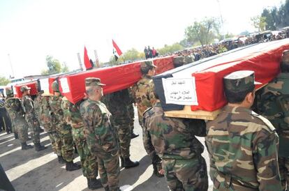 Funeral por los 28 soldados sirios muertos en combate.