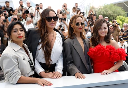 Adriana Paz, Karla Sofía Gascón, Zoe Saldaña y Selena Gómez en la premiere de 'Emilia Perez' en el Festival de Cannes, el 19 de mayo,