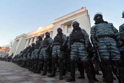 Polic&iacute;as antidisturbios vigilan el Parlamento ucranio en Kiev, mientras se debate al moci&oacute;n de censura propuesta por la oposici&oacute;n. 
