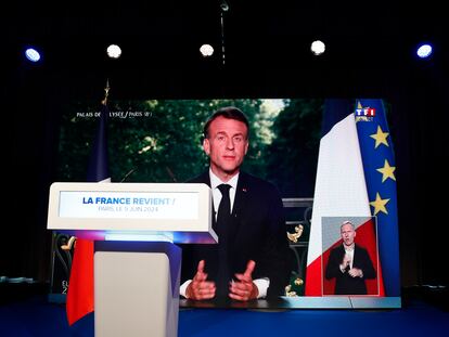 La declaración del presidente francés, Emmanuel Macron, se emite por una pantalla en la fiesta electoral de Reagrupamiento Nacional en París el pasado domingo.