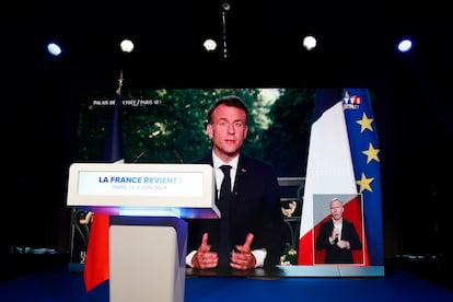 La declaración del presidente francés, Emmanuel Macron, se emite por una pantalla en la fiesta electoral de Reagrupamiento Nacional en París el pasado domingo.