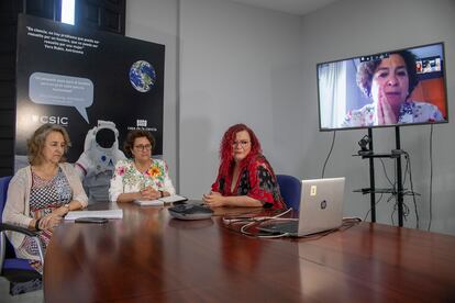 De izquierda a derecha, Adela Muñoz, Margarita Paneque, Clara Grima, y en la pantalla, Pilar Aranda, durante la charla mantenida con EL PAÍS en la Casa de la Ciencia de Sevilla.