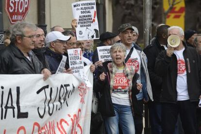 Protesta de las plataformas de Stop Deshaucios mientras sus representantes intervenían en el Parlamento.