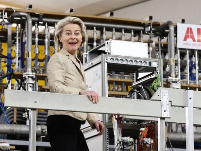 La Presidenta de la Comisión Europea, Ursula von der Leyen, durante su visita a un centro de investigación en el Instituto Max Planck en Múnich, la semana pasada.