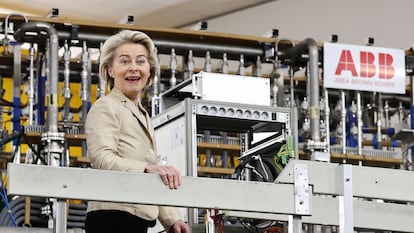 La Presidenta de la Comisión Europea, Ursula von der Leyen, durante su visita a un centro de investigación en el Instituto Max Planck en Múnich, la semana pasada.