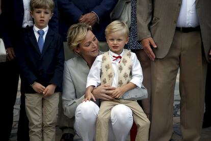 Jacques, sentado con su madre, durante el picnic.