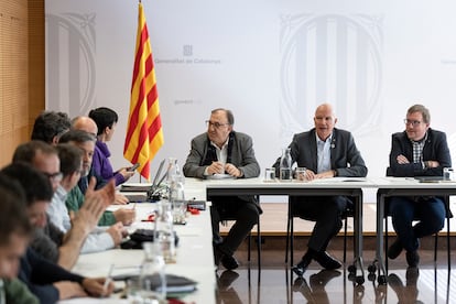 Reunión entre el conseller de Acción Climática, alimentación y agenda rural, David Mascort con los agricultores y ganaderos.