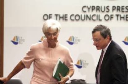 La directora gerente del Fondo Monetario Internacional, Christine Lagarde, y el presidente del Banco Central Europeo, Mario Draghi, en una rueda de prensa durante la reunión informal de ministros de Finanzas del Eurogrupo celebrada en Nicosia hoy.