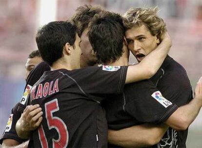 Los jugadores del Athletic festejan el gol de Llorente.