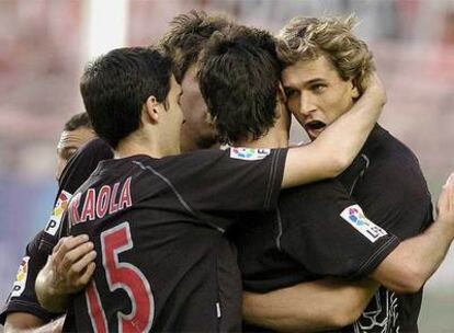 Los jugadores del Athletic festejan el gol de Llorente.