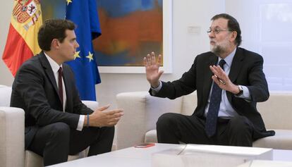 El presidente del Gobierno, Mariano Rajoy (d), y el presidente de Ciudadanos, Albert Rivera.