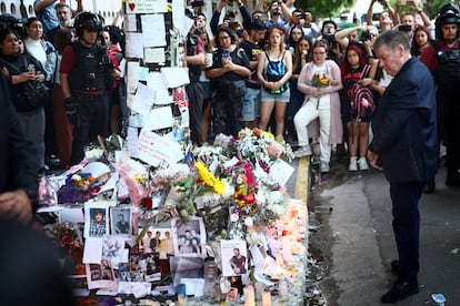 Geoff Payne, padre de Liam Payne, el 18 de octubre de 2024 frente al homenaje en honor del cantante a las puertas del hotel de Buenos Aires donde falleció el artista.