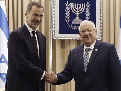 Felipe VI saluda al presidente israelí, Reuven Rivlin, durante el encuentro en Jerusalén.