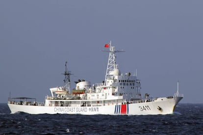 Un barco de la guardia costera china navega, en 2014, en las aguas en disputa en el mar de la China Meridional, al este de Palawan, Filipinas.