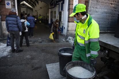Los vecinos hacen cola en la plaza de la Cebada de Madrid para recoger sal.