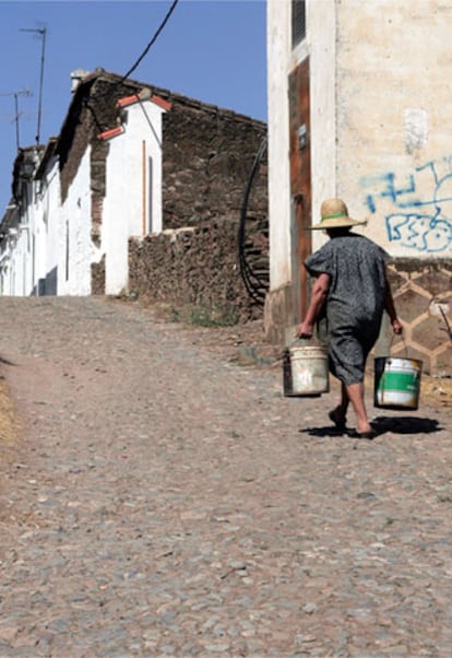 Vivir con dos horas de agua. Hinojales  (HUELVA).