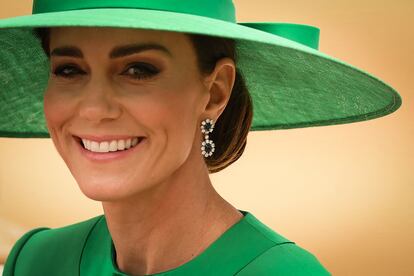 Los príncipes de Gales son fijos en este evento, así como sus hijos que disfrutan mucho con el desfile. En la foto, la princesa de Gales, Kate Middleton, sonríe a su paso por las calles de Londres. 