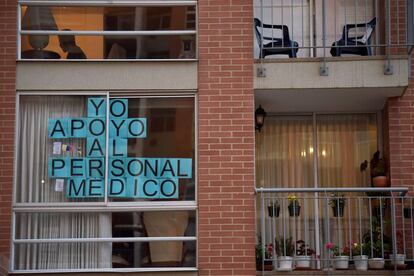 Mensaje en apoyo del personal sanitario en un edificio de Bogotá.