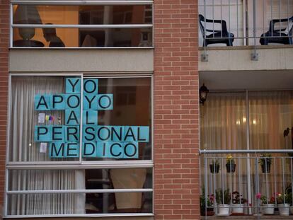 Mensaje en apoyo del personal sanitario en un edificio de Bogotá. 