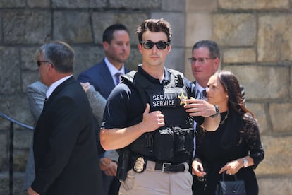 Alrededor del funeral de Ivana Trump se congregaron al menos un centenar de curiosos y fotógrafos, además de ser un acto que, aunque íntimo, ha sido custodiado por agentes del Servicio Secreto, como se ve en la imagen, donde un oficial hace guardia a las puertas de la iglesia de San Vicente Ferrer, en Manhattan.