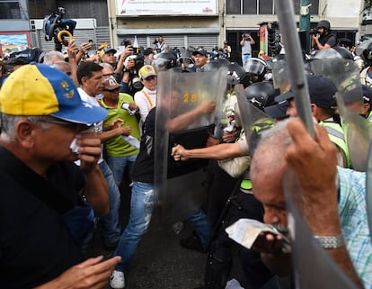 Hasta ahora las fuerzas de seguridad no han dejado que los opositores lleguen a la zona donde están el palacio presidencial de Miraflores y los poderes públicos. En la foto, los manifestantes se enfrentan a la policía antidisturbios.