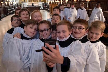 Coristas de la catedral de St Paul se toman un selfi grupal tras su estreno, el 9 de diciembre de 2016, en el interior de la catedral del centro de Londres (Inglaterra).