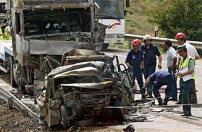 A consecuencia del accidente han ardido dos turismos y un camión.