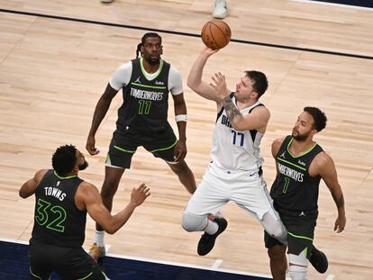 Luka Dončić ataca la canasta de Minnesota en el último cuarto.