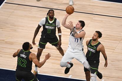 Luka Dončić ataca la canasta de Minnesota en el último cuarto.