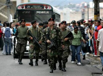 Los soldados patrullan cerca del Congreso Nacional en Tegucigalpa durante una protesta de partidarios del presidente Manuel Zelaya.