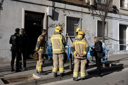 Desalojo de los edificios de la calle Canigó, 9 de Badalona, el día 6 de febrero.