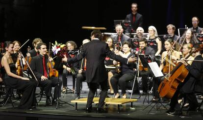 Edgar Martín, director de la orquesta sinfónica Camerata Musicalis, en el Teatro Nuevo Apolo.