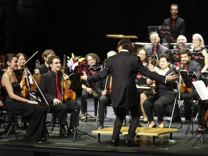 Edgar Martín, director de la orquesta sinfónica Camerata Musicalis, en el Teatro Nuevo Apolo.