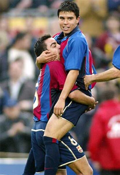 Xavi celebra un gol de Saviola contra el Alavés en abril de 2002.