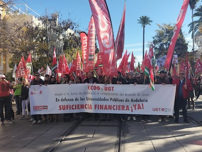 Manifestación de los sindicatos este miércoles en Sevilla con motivo de las retribuciones del personal de las universidades públicas andaluzas.