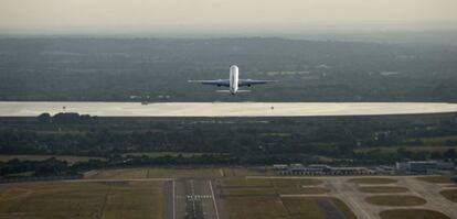 Un avió s'envola des de l'aeroport de Heathrow.