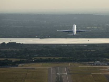 Decolagem de um avião no aeroporto de Heathrow.