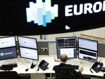 Un analista en la sede de Euronext, en Par&iacute;s.