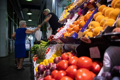 Puesto de frutas y verduras de un mercado de abastos en Sevilla, el pasado agosto.