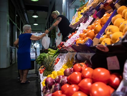 Un puesto de frutas y verduras de un mercado de abastos en Sevilla, este viernes.