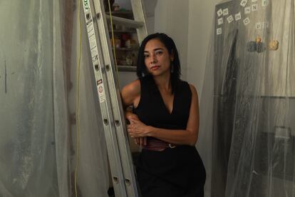 La artista Sandra Calvo en su estudio de Ciudad de México.