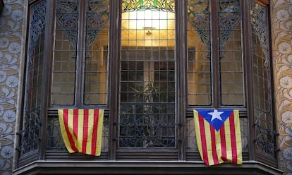 Una bandera pro-catalana conocida como la &quot;Estelada&quot;, cuelga de un balc&oacute;n en Barcelona.