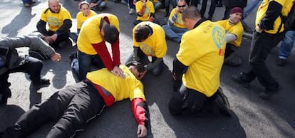 Los manifestantes del SAMUR hacen un simulacro de reanimación.