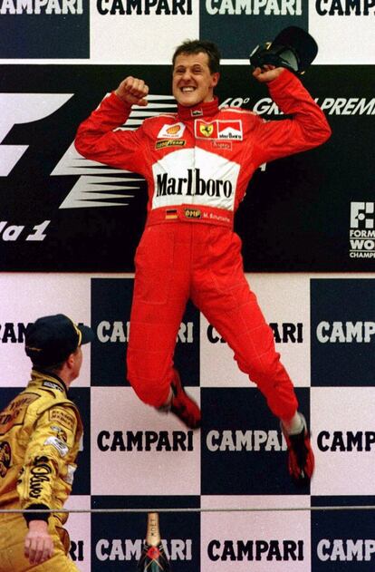 Automovilismo. Gran Premio de Italia de Fórmula 1. Michael Schumacher salta de alegría en el podium, tras vencer en la carrera, el 19 de septiembre de 1998