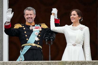 El rey Federico X y la reina María de Dinamarca saludan desde el balcón de la sede del Parlamento. 