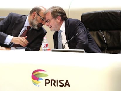 El consejero delegado, Fernando Abril-Martorell, habla con el presidente ejecutivo de PRISA, Juan Luis Cebri&aacute;n, durante la junta de accionistas del grupo.