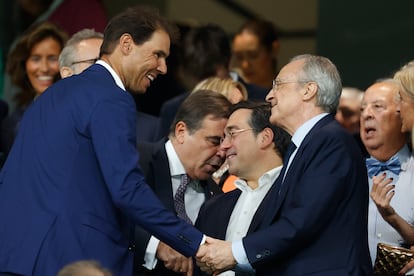 Nadal y Florentino Pérez se saludan en el palco del Bernabéu.