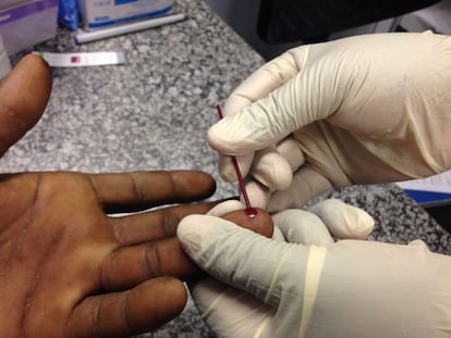 Una enfermera toma una muestra de sangre a un joven de 17 a&ntilde;os para hacerle la prueba del VIH.